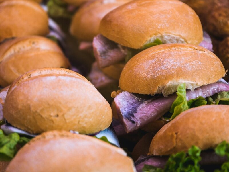 Versgebakken broodjes gevuld met zilte haring en knapperige sla – een klassiek voorbeeld van typisch Duitse gerechten die je zeker moet proeven tijdens een culinaire reis door Noord-Duitsland.