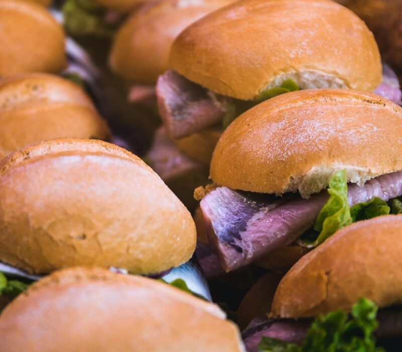 Versgebakken broodjes gevuld met zilte haring en knapperige sla – een klassiek voorbeeld van typisch Duitse gerechten die je zeker moet proeven tijdens een culinaire reis door Noord-Duitsland.