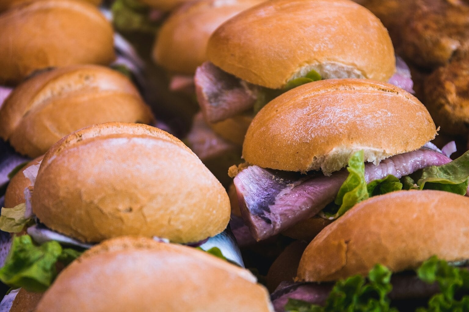 Versgebakken broodjes gevuld met zilte haring en knapperige sla – een klassiek voorbeeld van typisch Duitse gerechten die je zeker moet proeven tijdens een culinaire reis door Noord-Duitsland.