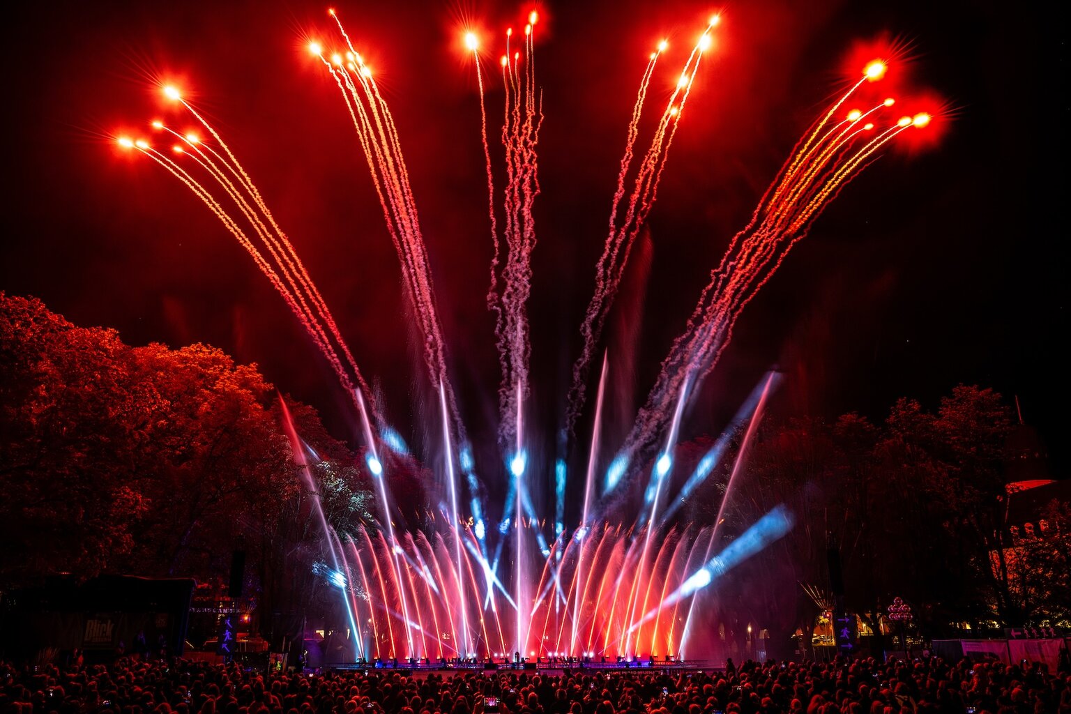 Spectaculaire licht-, water- en vuurshow tijdens de Klangwelle in Bad Neuenahr in het Ahrdal. Dit jaarlijkse evenement trekt duizenden bezoekers en laat muziek, lasers en fonteinen samenkomen in een unieke belevenis.