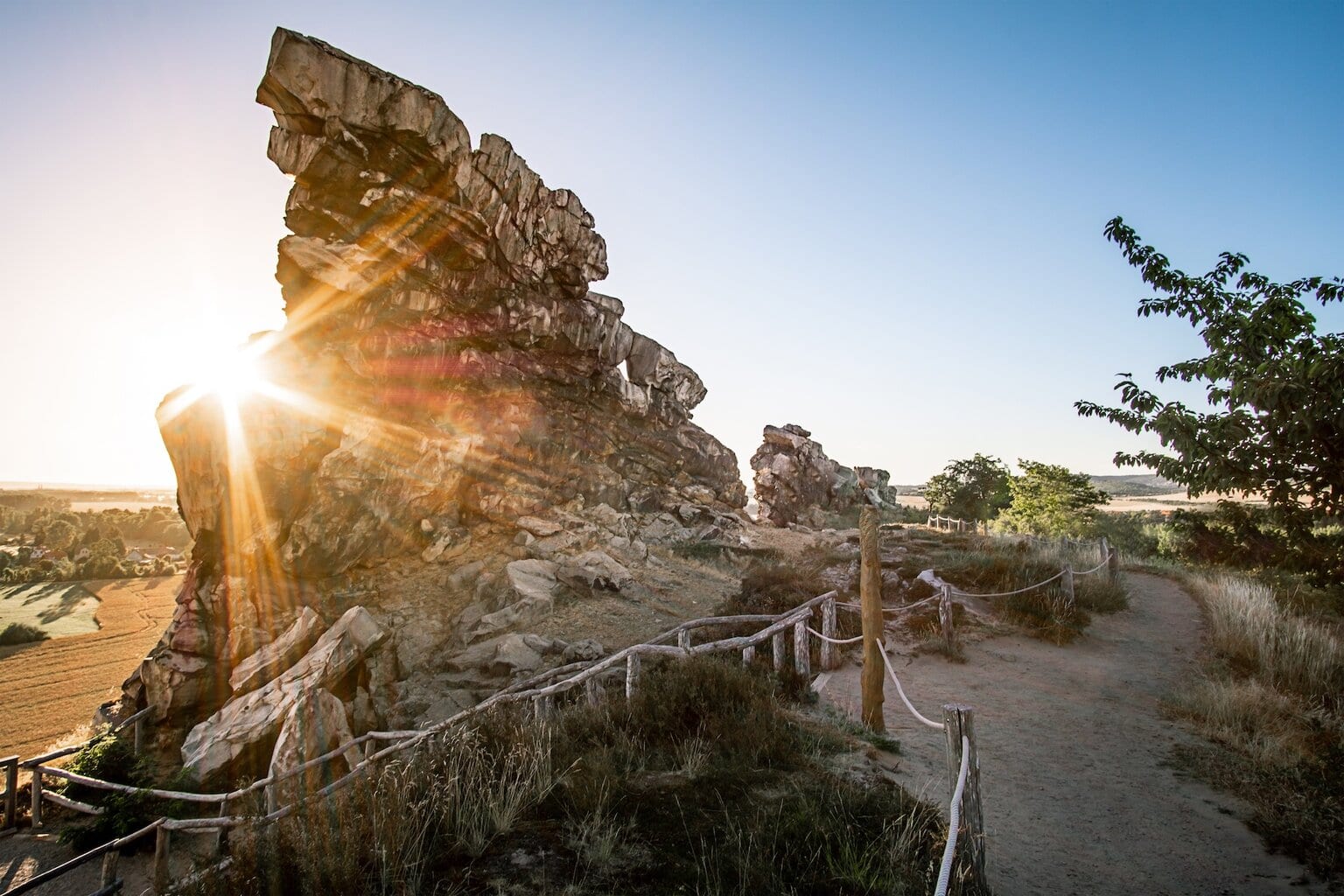 Langs de Oranjeroute wacht het Nationaal Park Harz met ruige rotsformaties zoals de Teufelsmauer. Een ideale tussenstop voor natuurliefhebbers die de Oranjeroute per fiets verkennen, tussen geschiedenis en gebergte.