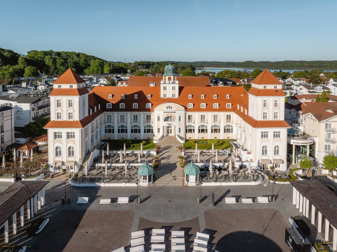 Het gebouwen van het Hotel A-ROSA Kurhaus Binz aan de Oostzee in Mecklenburg-Vorpommern, Duitsland.