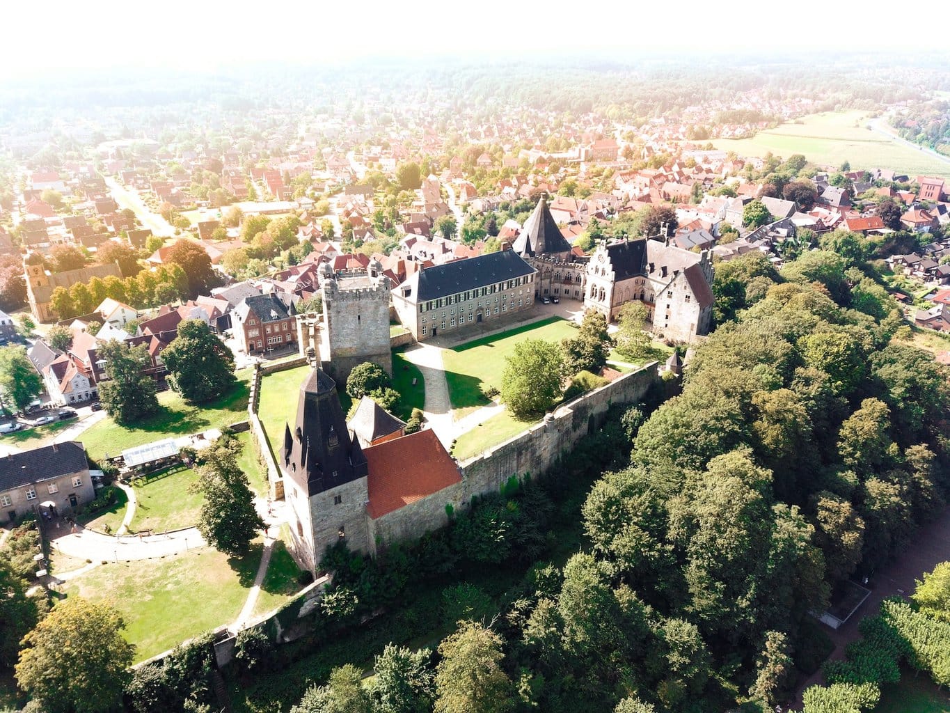 Vanuit de lucht gezien: de imposante burcht van Bad Bentheim, een koninklijke halte langs de Oranjeroute. Fietsers volgen hier de voetsporen van koningin Emma en ontdekken een stukje familiegeschiedenis van het Nederlandse koningshuis.