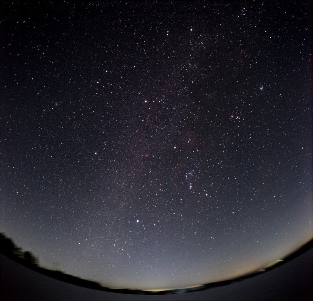Uitgestrekte sterrenhemel boven donkere horizon in een natuurgebied tijdens zuiden night, waar de Melkweg en talloze fonkelende sterren zichtbaar worden in de stilte van de nacht.