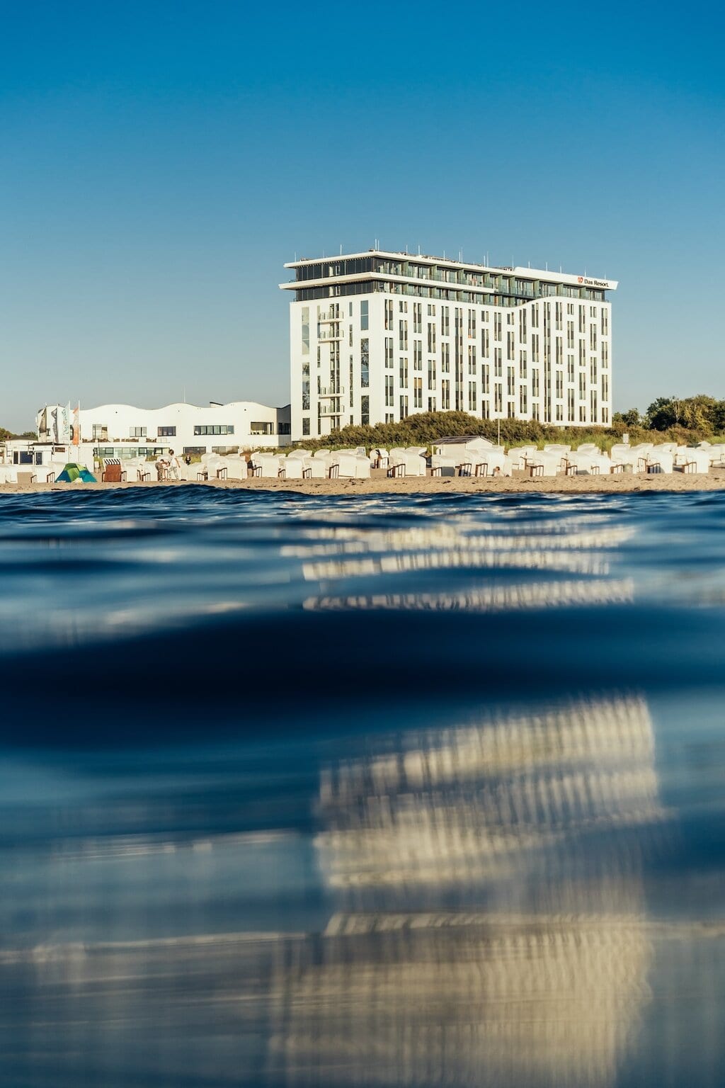 Hotel gebouwen van het Hotel aja Warnemünde aan het strand van de Oostzee
