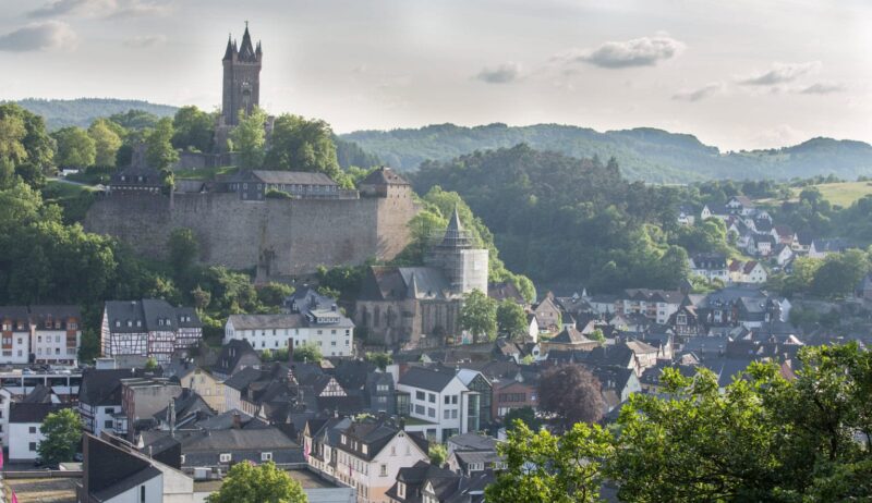 Een prachtig panoramisch uitzicht over de Wilhelmsturm in Dillenburg.