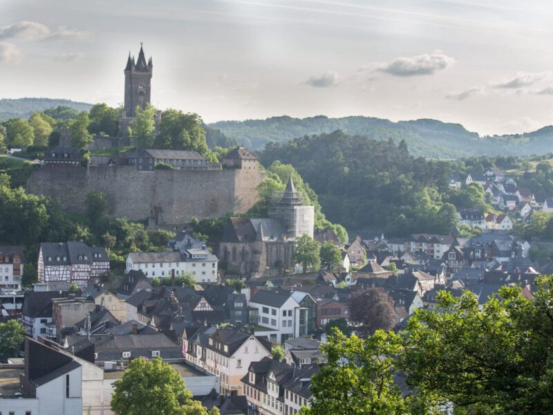 Een prachtig panoramisch uitzicht over de Wilhelmsturm in Dillenburg.