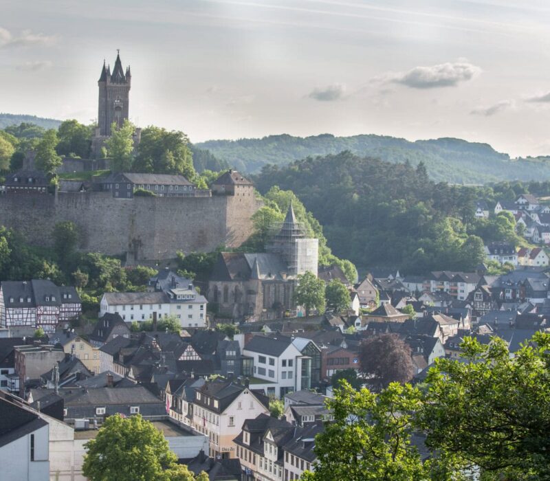 Een prachtig panoramisch uitzicht over de Wilhelmsturm in Dillenburg.