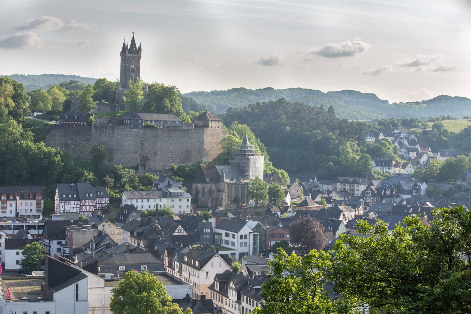 Een prachtig panoramisch uitzicht over de Wilhelmsturm in Dillenburg.