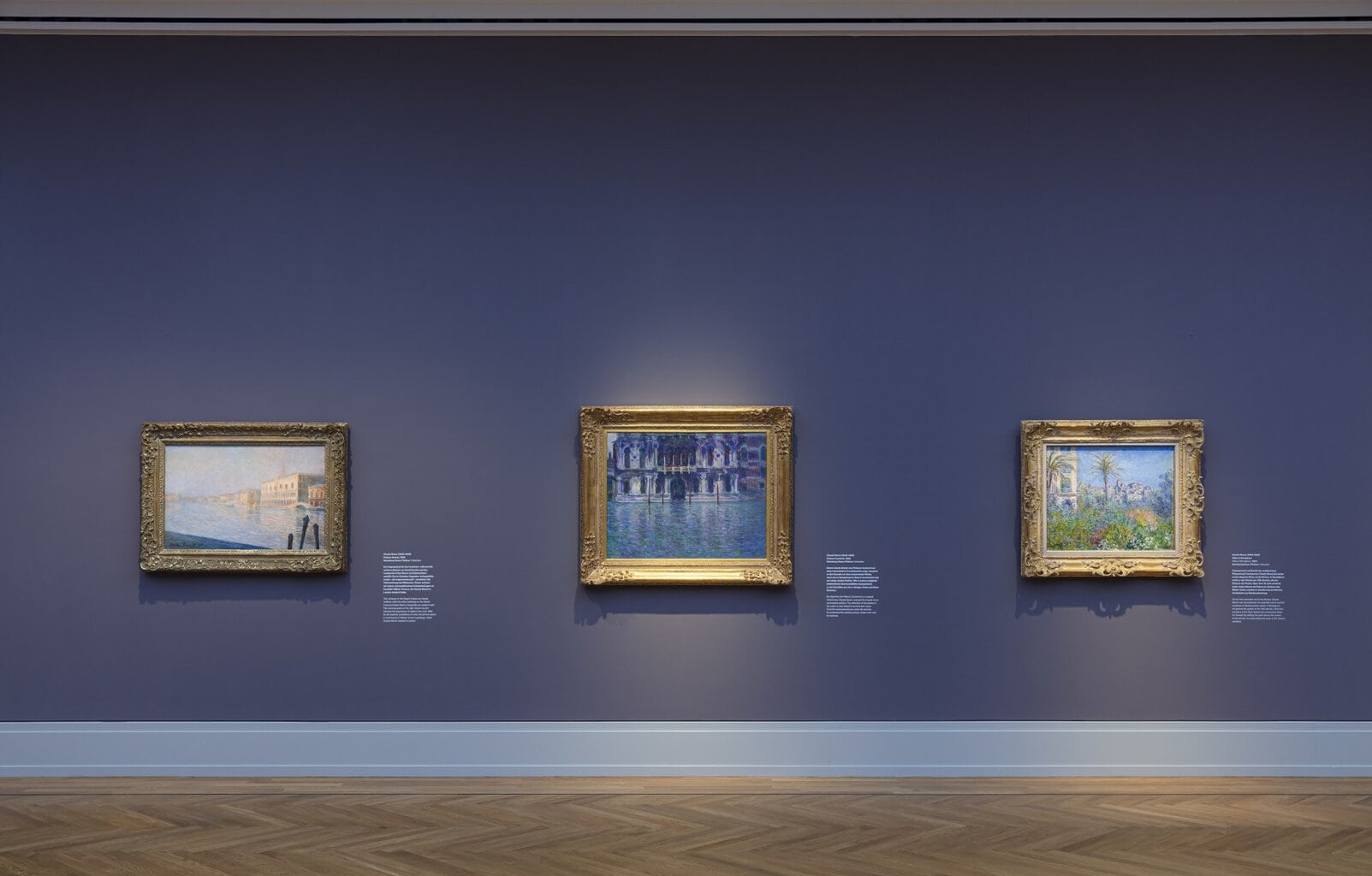 Licht valt zacht op impressionistische schilderijen in Museum Barberini, waar kunst en stilte samen een van de verfijnde Geheimtips Potsdam vormen.