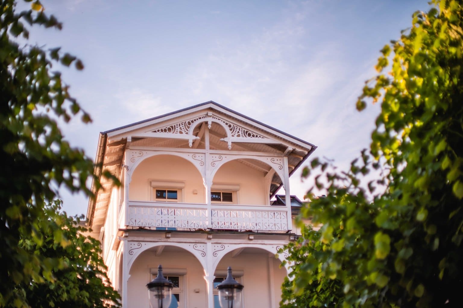 Balkon n de stijl van de bäderarchitectuur in Binz