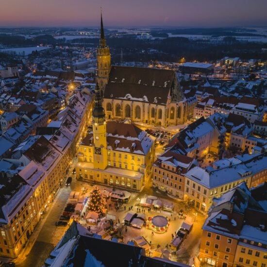 kerstmarkt "Wenzelsmarkt" en omgeving in Bautzen in het winter