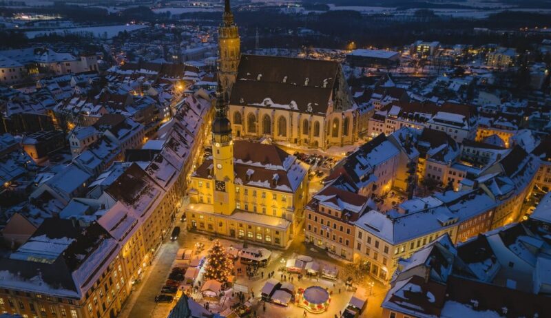 kerstmarkt "Wenzelsmarkt" en omgeving in Bautzen in het winter