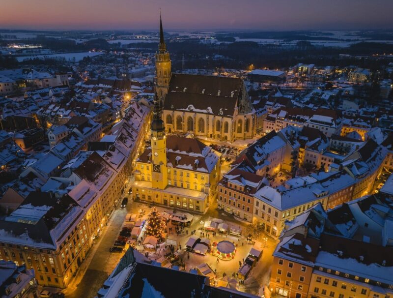 kerstmarkt "Wenzelsmarkt" en omgeving in Bautzen in het winter