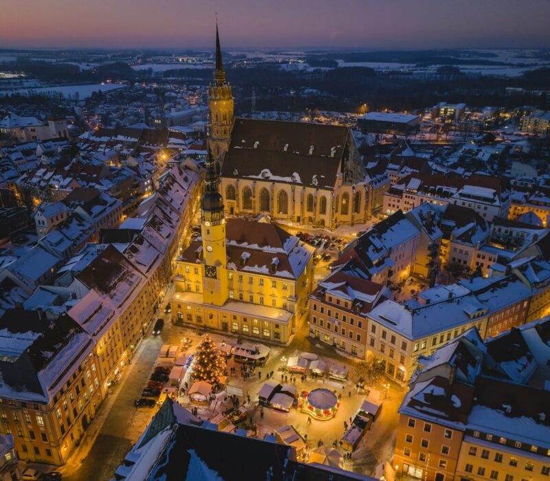 kerstmarkt "Wenzelsmarkt" en omgeving in Bautzen in het winter