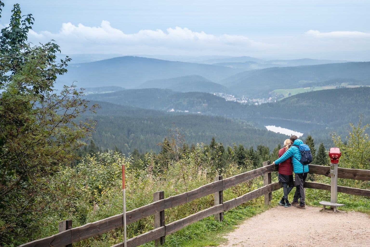 Twee wandelaars genieten van het uitzicht op de Kammweg bij de Auersberg