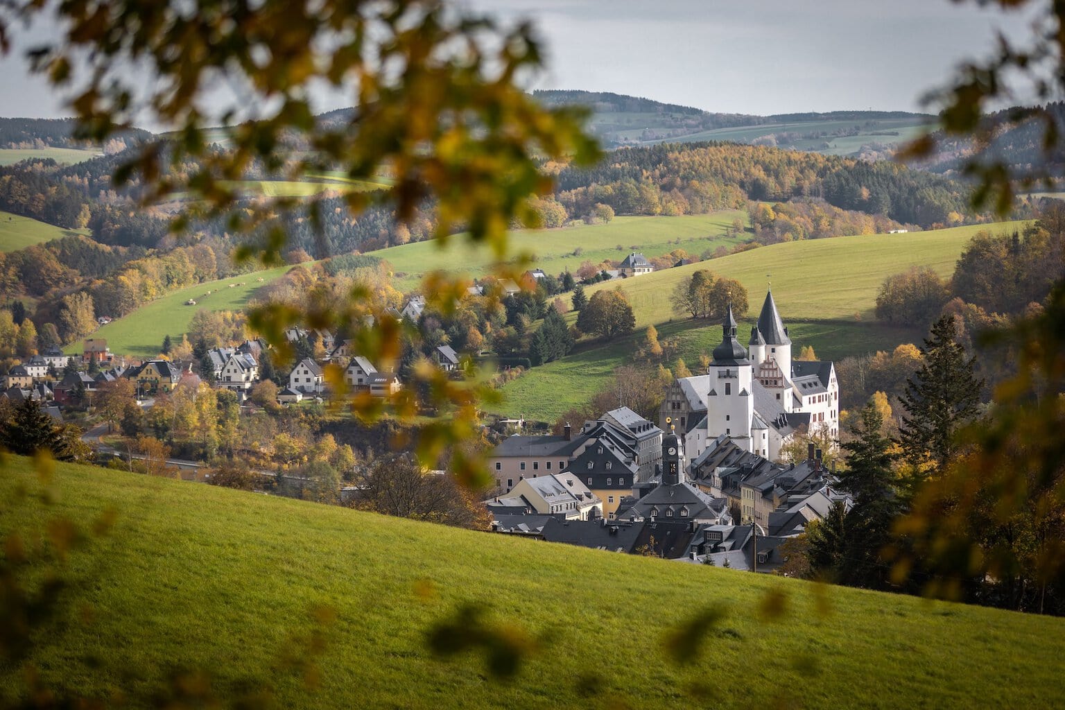 Slot Schwarzenberg boven de vakwerkhuizen in herfstkleuren in het Erzgebirge