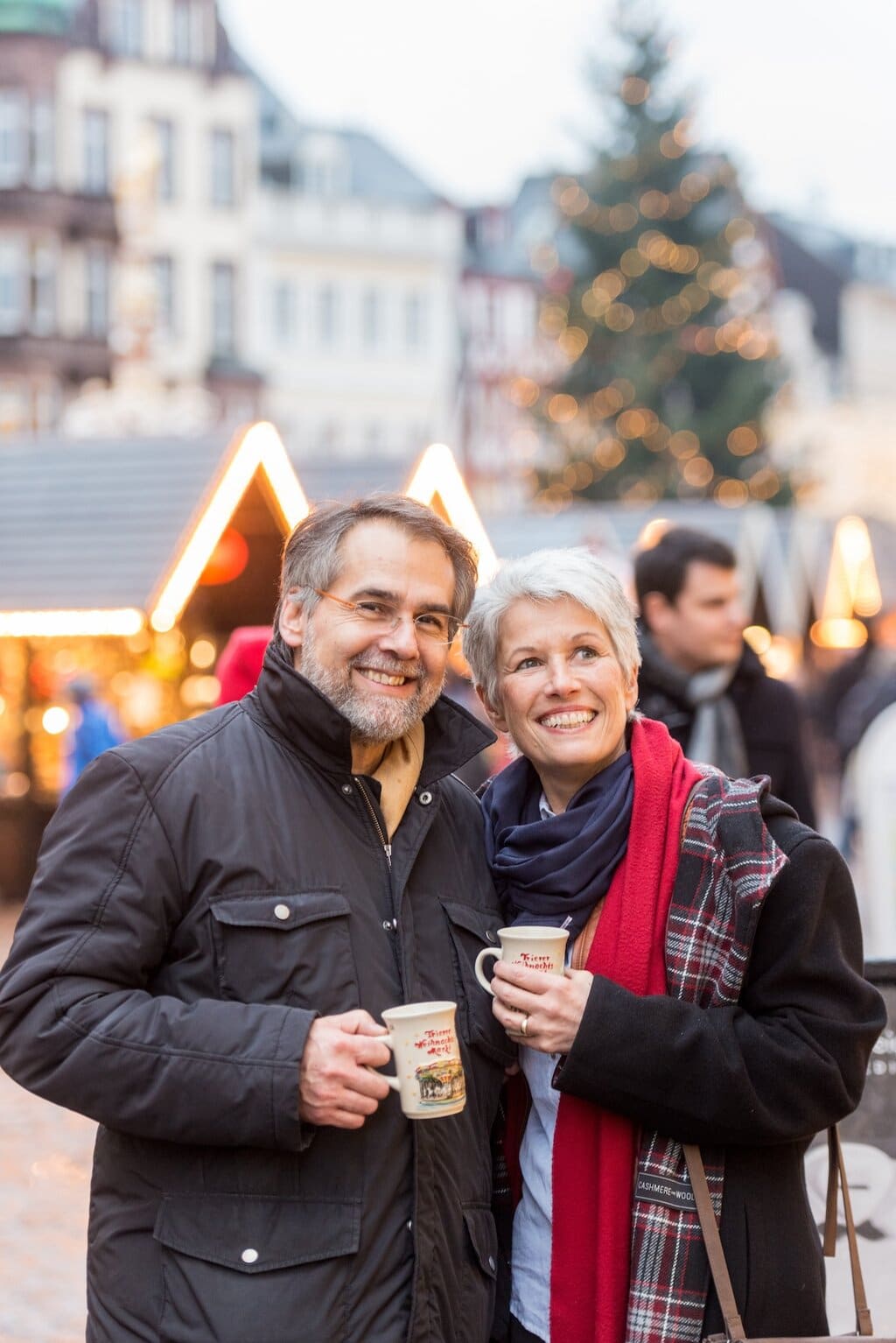 Glühwein drinken op de kerstmarkt in Trier
