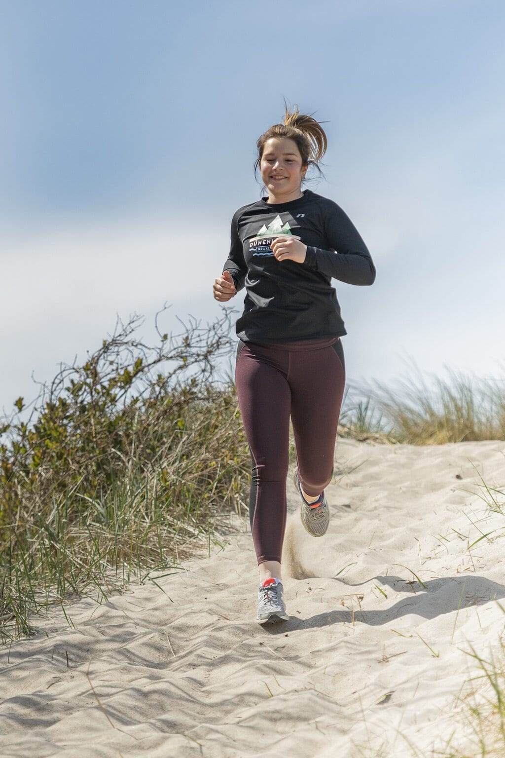 Hardloopster in de duinen bij Graal-Müritz tijdens een ochtendtraining aan de Oostzee.