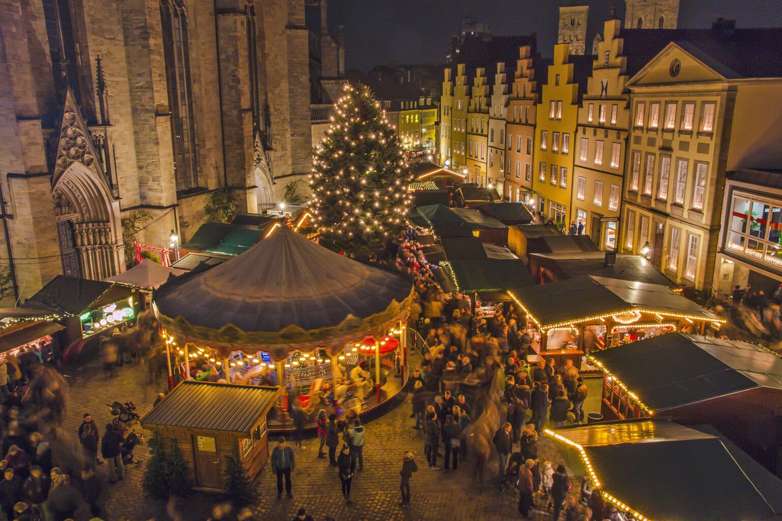 Kraampjes op de historische kerstmarkt in Osnabrück, Nedersaksen