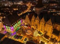 Historische kerstmarkt Osnabrück in de avond aan de Mariakerk