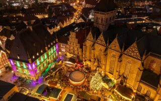 Historische kerstmarkt Osnabrück in de avond aan de Mariakerk