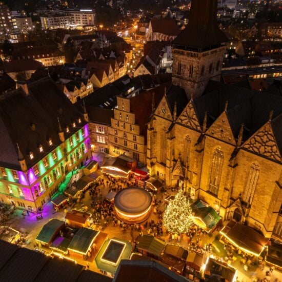 Historische kerstmarkt Osnabrück in de avond aan de Mariakerk