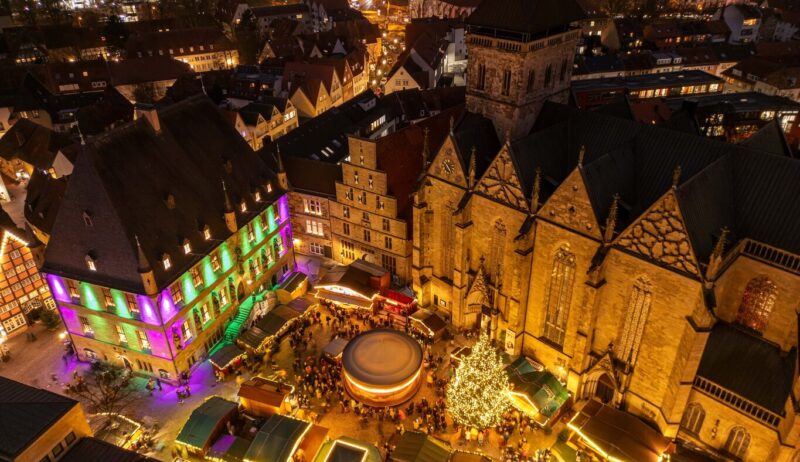Historische kerstmarkt Osnabrück in de avond aan de Mariakerk