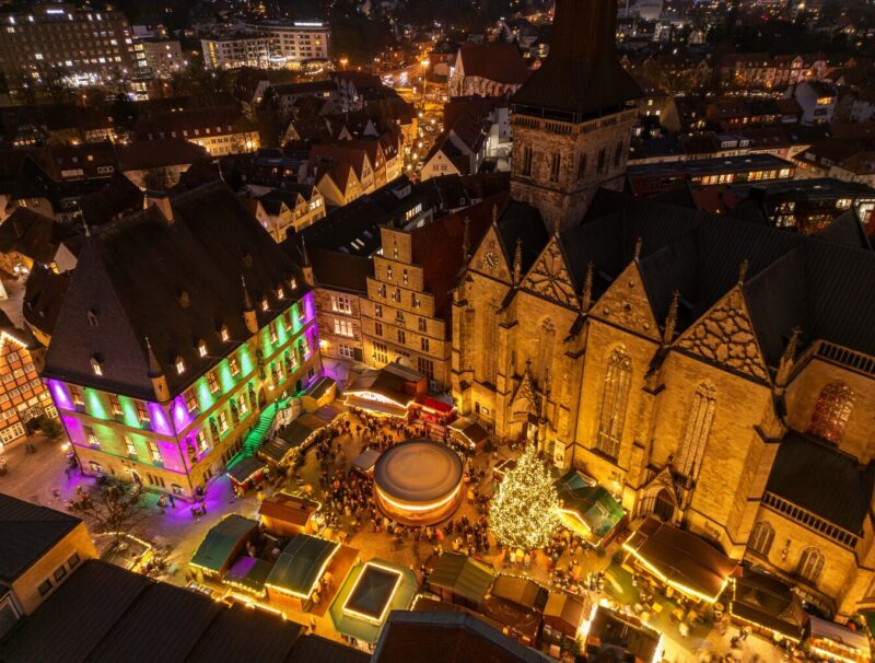 Historische kerstmarkt Osnabrück in de avond aan de Mariakerk