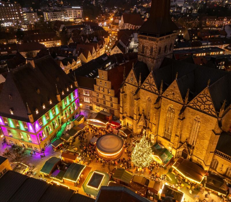 Historische kerstmarkt Osnabrück in de avond aan de Mariakerk