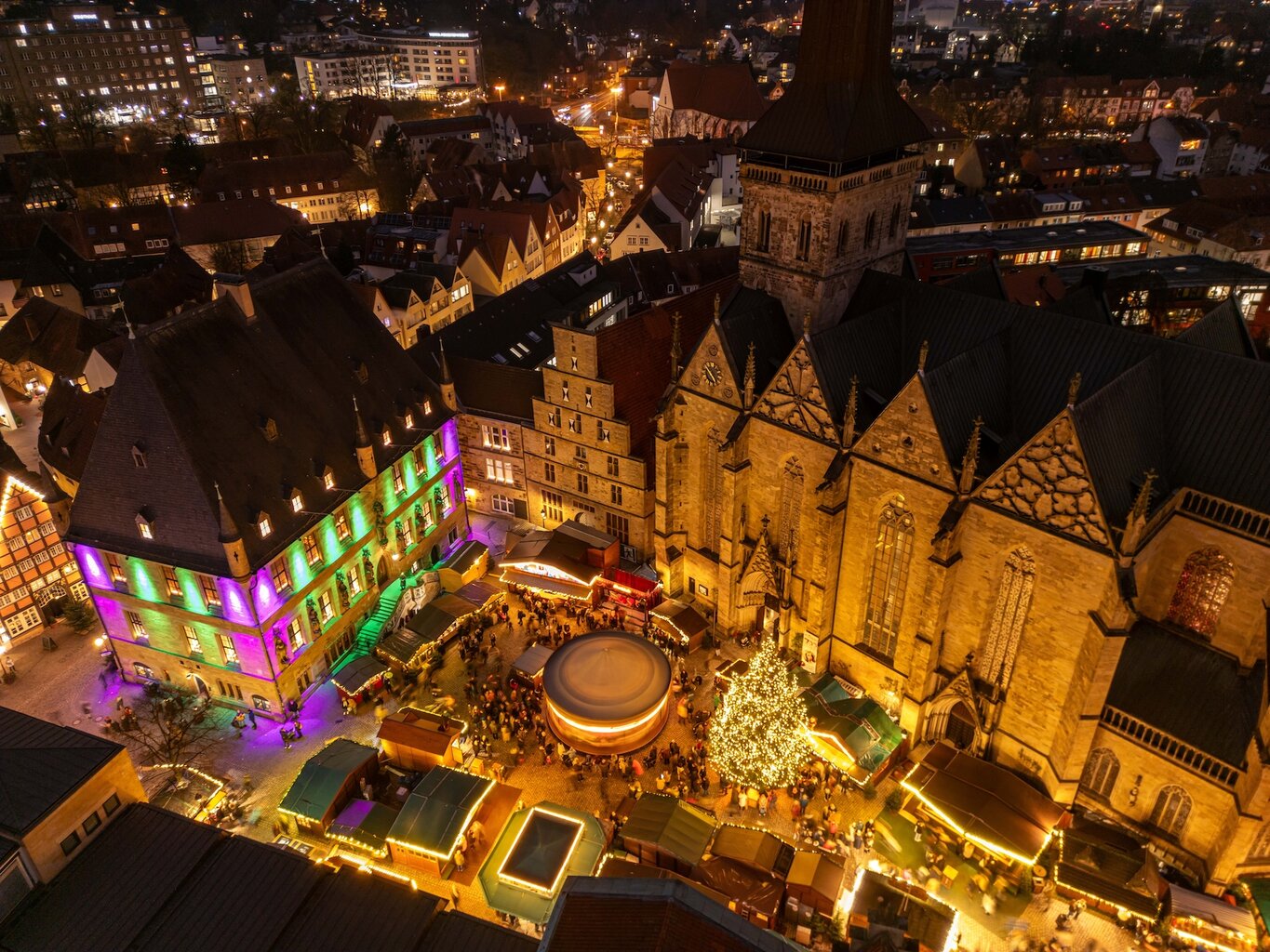 Historische kerstmarkt Osnabrück in de avond aan de Mariakerk