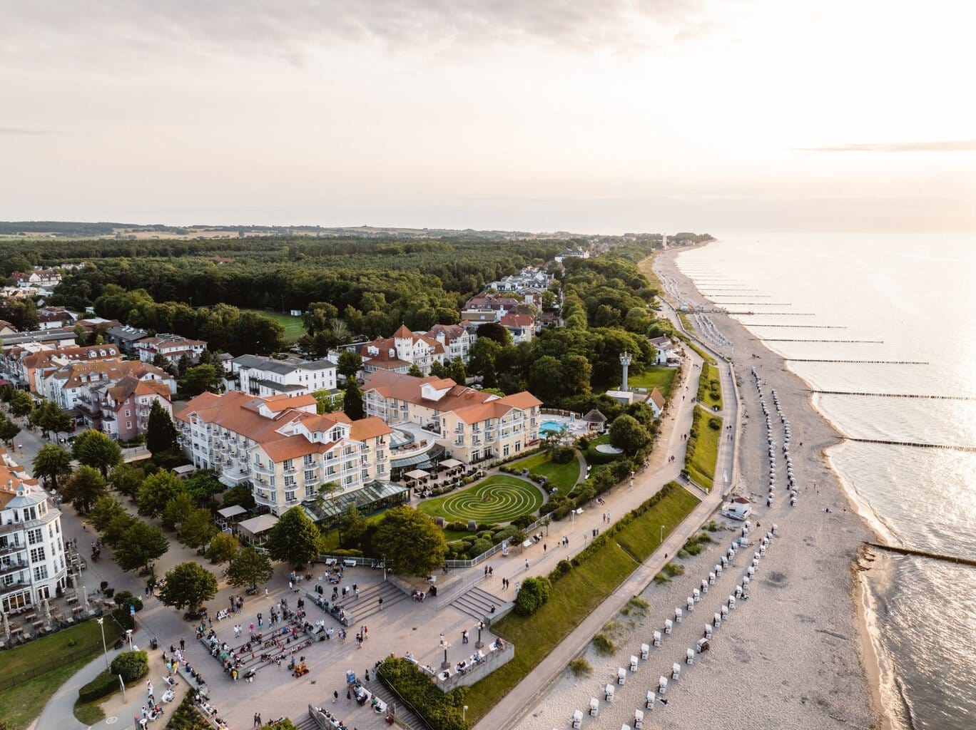 Luchtfoto van het A-ROSA Ostseehotel in Kühlungsborn met tuin, buitenzwembad en strandpromenade aan de Oostzee