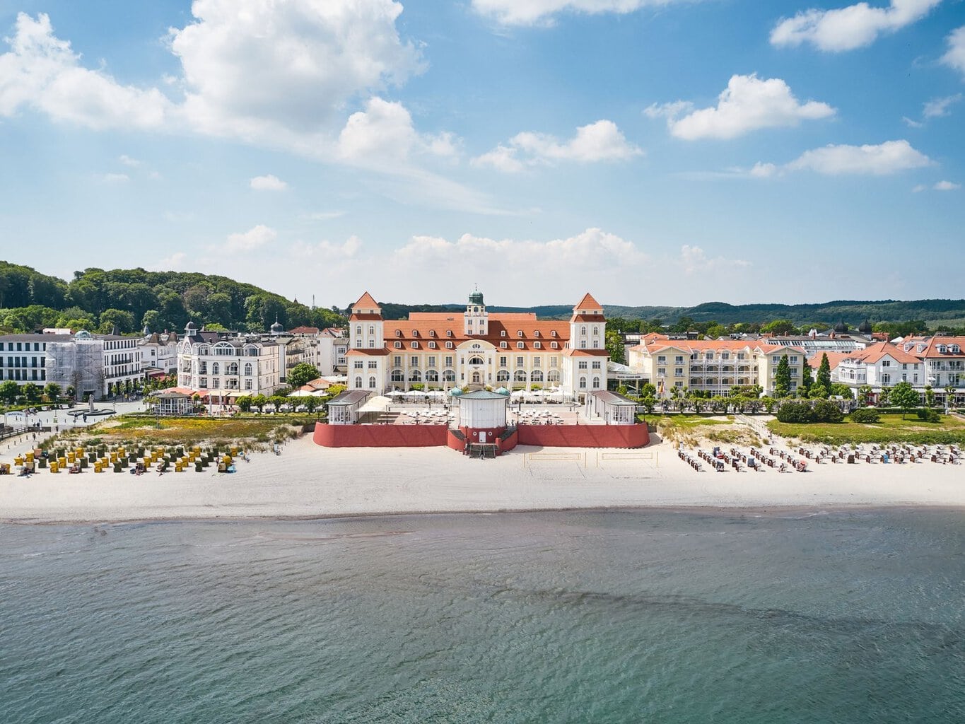 Het A-ROSA Kurhaus Binz met terras en strandkorven direct aan het strand van de Oostzee op Rügen