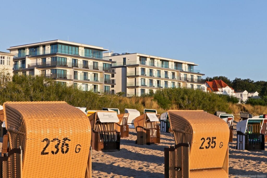 Strandkorven op het strand voor het Beachhotel Kaiserstrand
