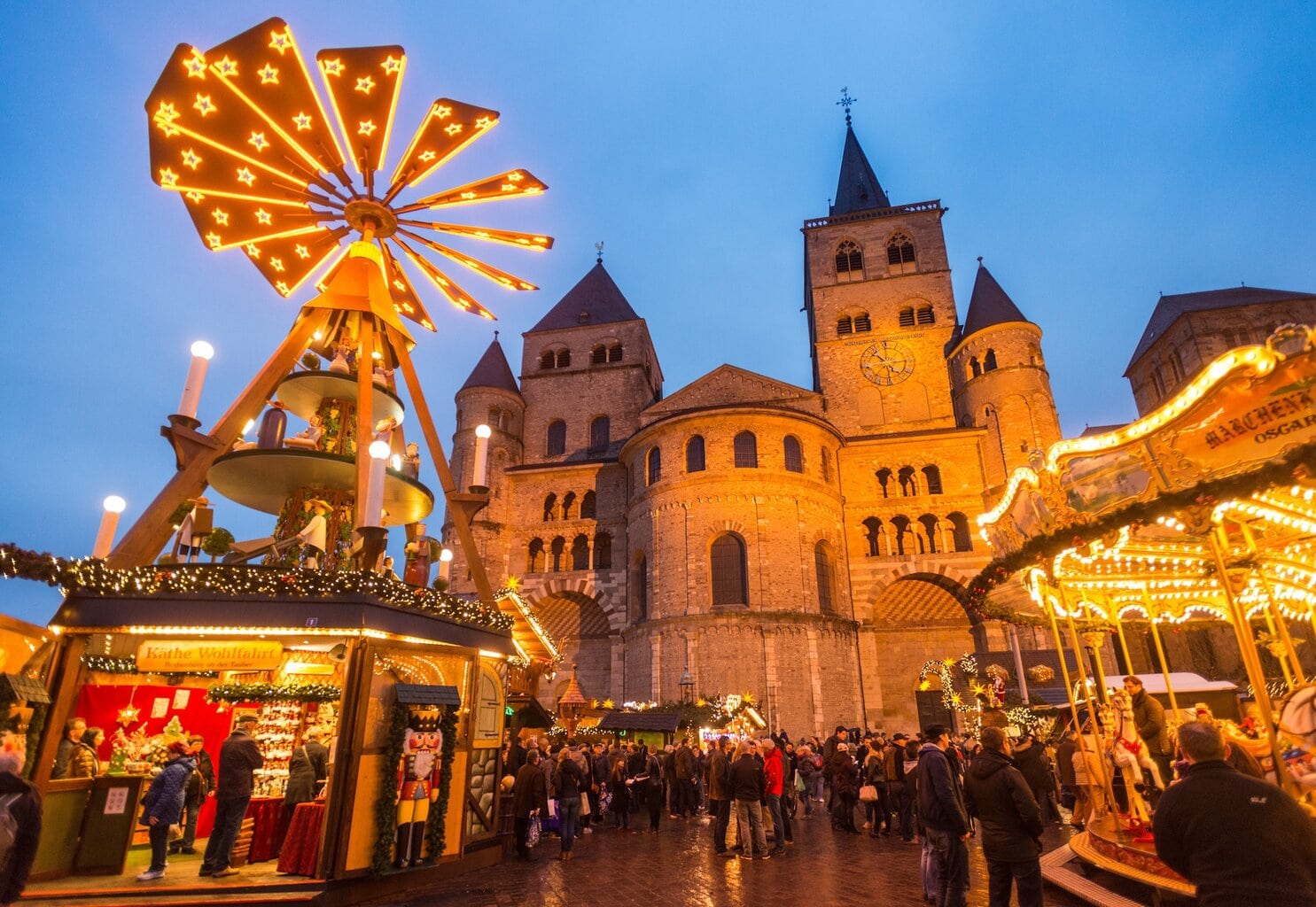 De kerstmarkt van Trier trekt met zijn feestelijk versierde kraampjes en gevarieerd aanbod jaarlijks een groot aantal mensen.