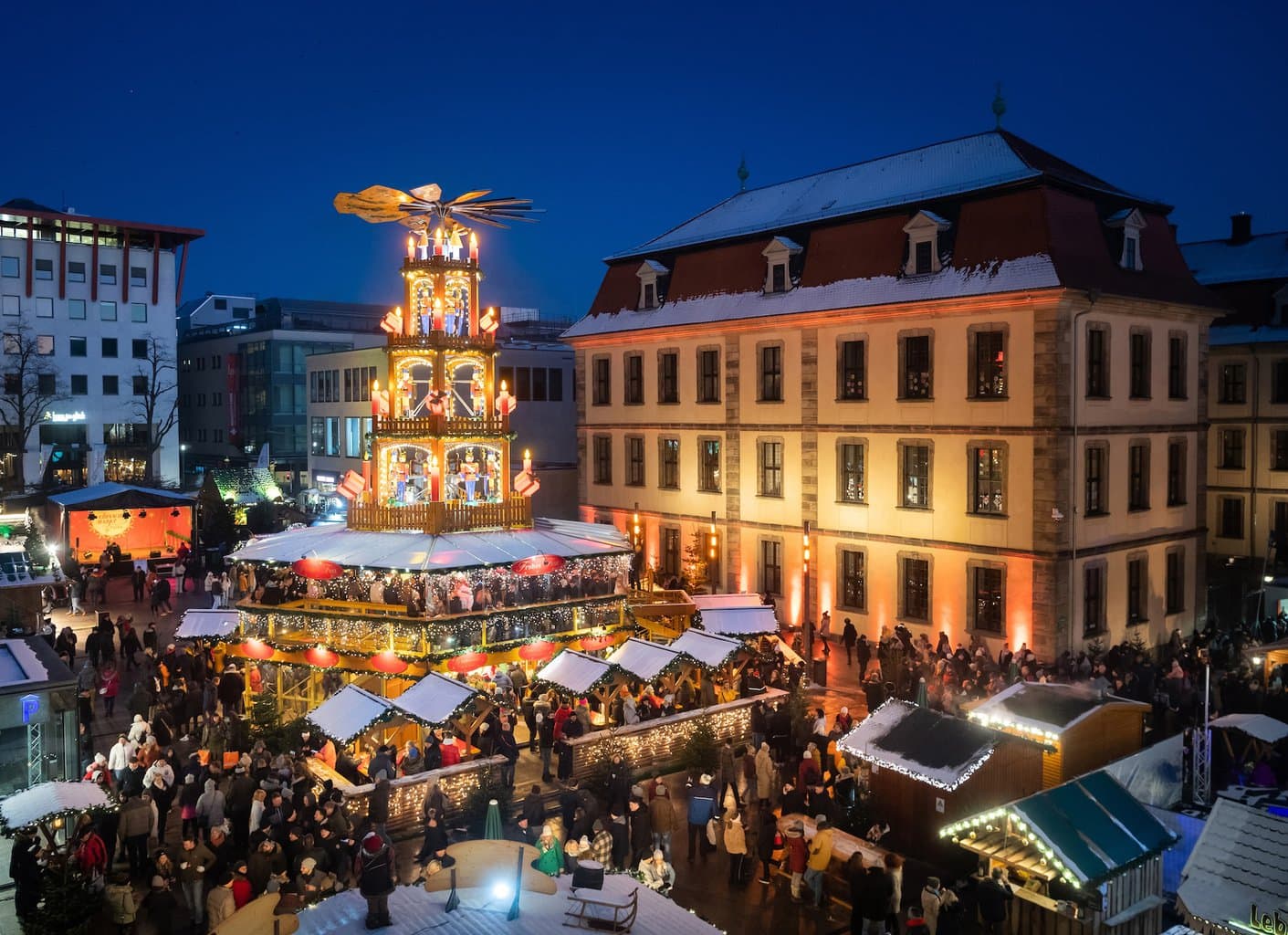 kerstpiramide op de kerstmarkt in Fulda