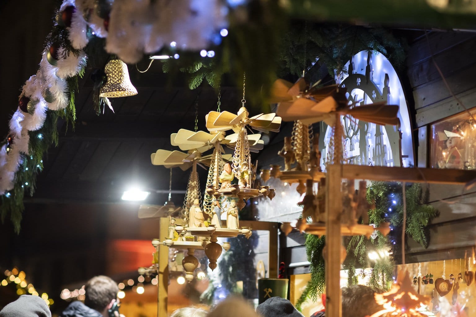 kraam met kerstversieringen op de kerstmarkt in Fulda