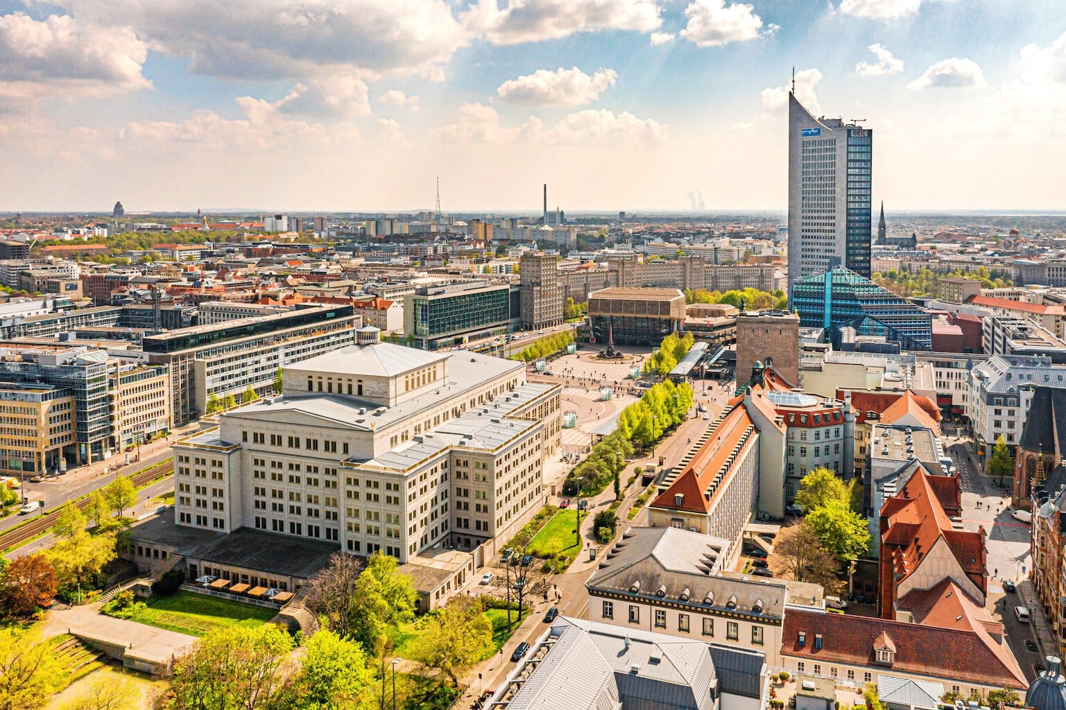 Luchtfoto van Leipzig met uitzicht op de Augustusplatz en de opera in de lente