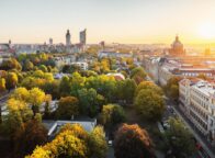Panorama van de skyline van de Duitse stad Leipzig. Te zien zijn een wolkenkrabber, het nieuwe stadhuis, het Bundesverwaltungsgericht en de architectuur van Leipzig, gelegen tussen de groene natuur en herfstbomen