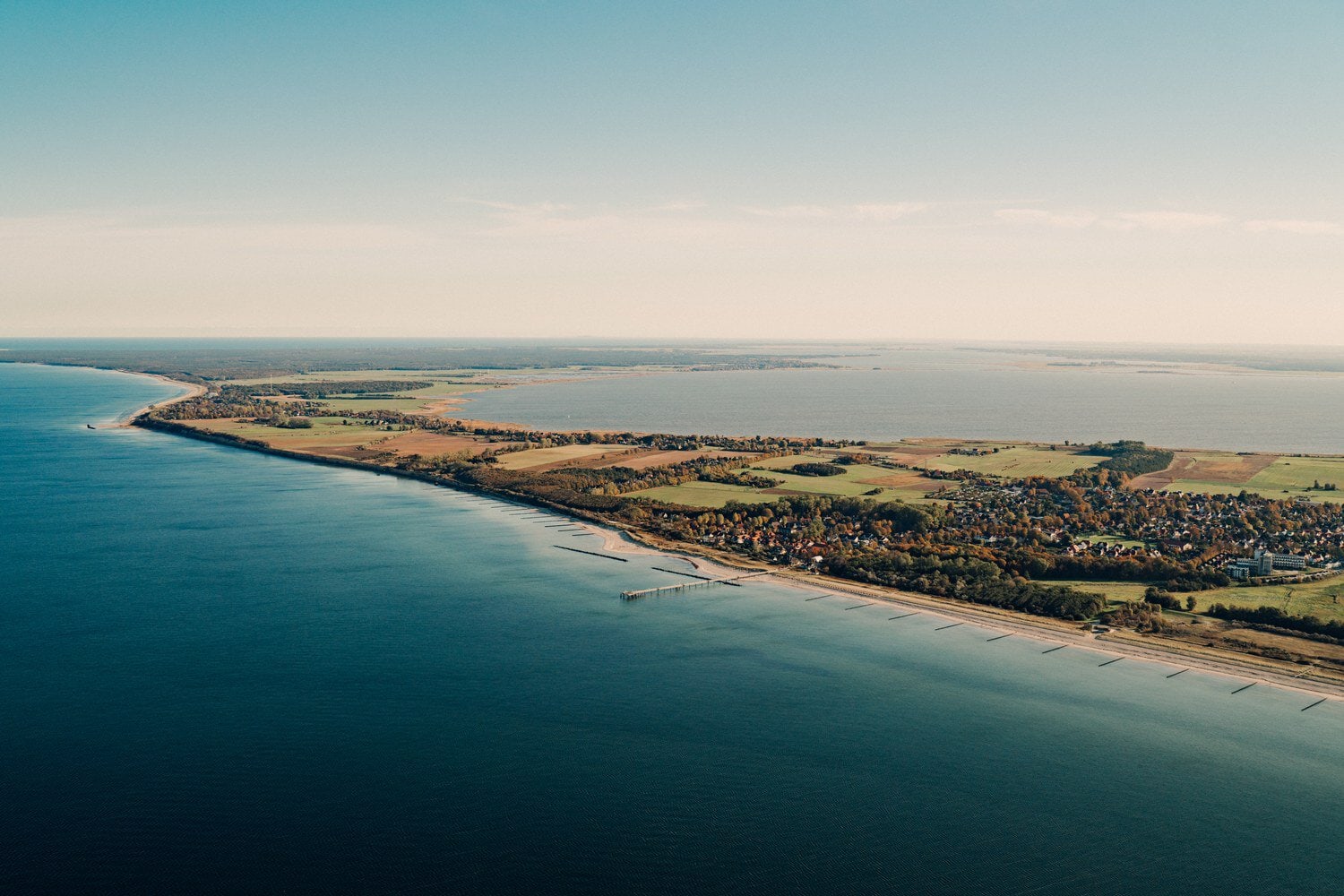 Luchtfoto van het schiereiland Fischland-Darß-Zingst tussen de Oostzee en de bodden in de herfst