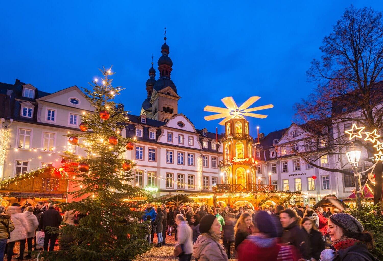 Een wandeling over rustige pleintjes in de oude binnenstad langs kerstversieringen trekt elk jaar veel mensen naar de kerstmarkt van Koblenz.