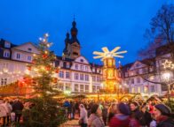 Een wandeling over rustige pleintjes in de oude binnenstad langs kerstversieringen trekt elk jaar veel mensen naar de kerstmarkt van Koblenz.