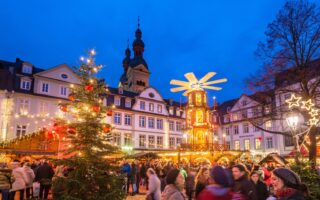 Een wandeling over rustige pleintjes in de oude binnenstad langs kerstversieringen trekt elk jaar veel mensen naar de kerstmarkt van Koblenz.