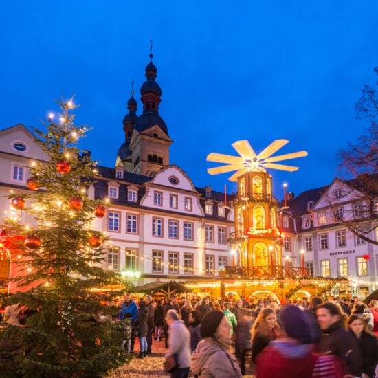 Een wandeling over rustige pleintjes in de oude binnenstad langs kerstversieringen trekt elk jaar veel mensen naar de kerstmarkt van Koblenz.