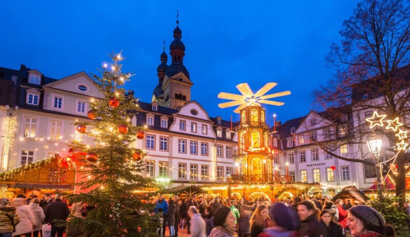 Een wandeling over rustige pleintjes in de oude binnenstad langs kerstversieringen trekt elk jaar veel mensen naar de kerstmarkt van Koblenz.