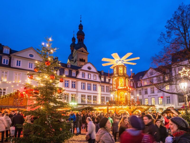 Een wandeling over rustige pleintjes in de oude binnenstad langs kerstversieringen trekt elk jaar veel mensen naar de kerstmarkt van Koblenz.