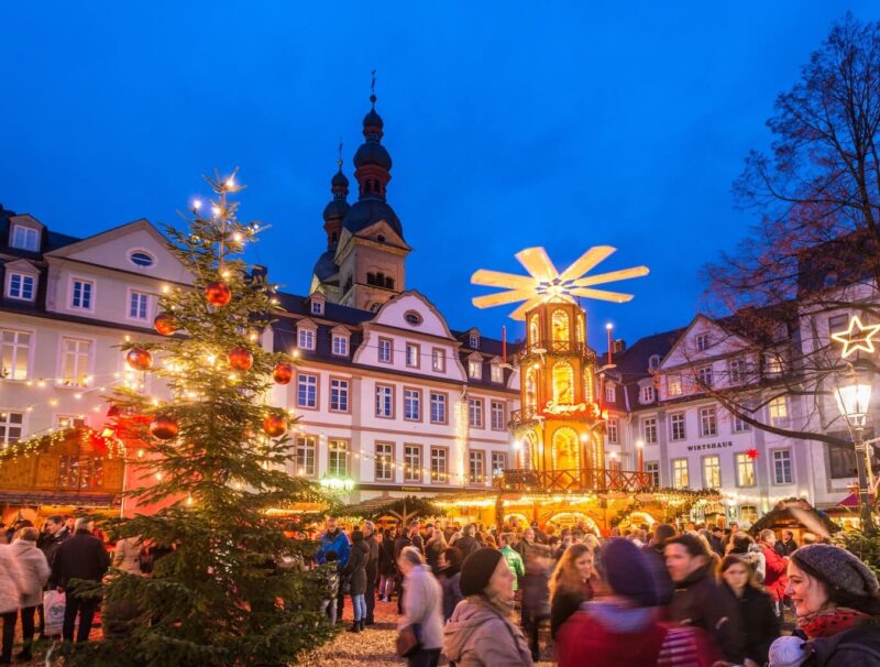 Een wandeling over rustige pleintjes in de oude binnenstad langs kerstversieringen trekt elk jaar veel mensen naar de kerstmarkt van Koblenz.