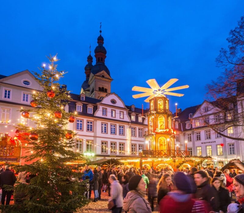 Een wandeling over rustige pleintjes in de oude binnenstad langs kerstversieringen trekt elk jaar veel mensen naar de kerstmarkt van Koblenz.