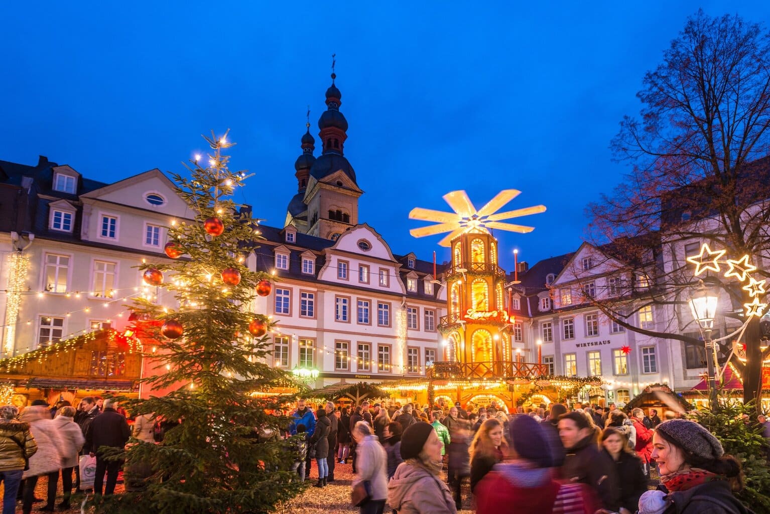 Een wandeling over rustige pleintjes in de oude binnenstad langs kerstversieringen trekt elk jaar veel mensen naar de kerstmarkt van Koblenz.
