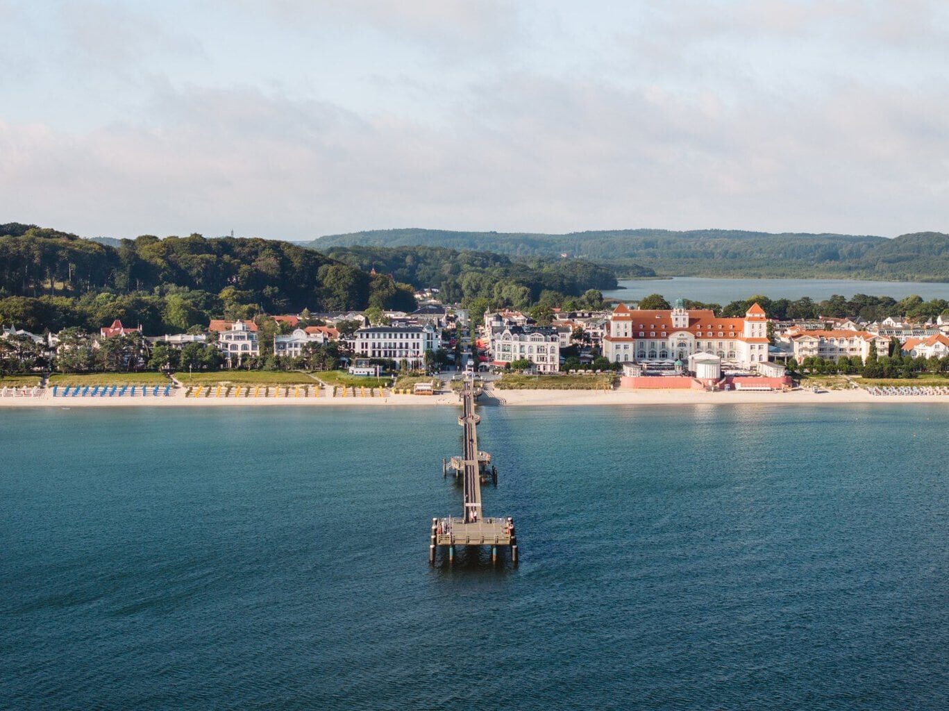 De pier van Binz op Rügen met het witte Kurhaus en de badplaatsvilla’s aan de Oostzee